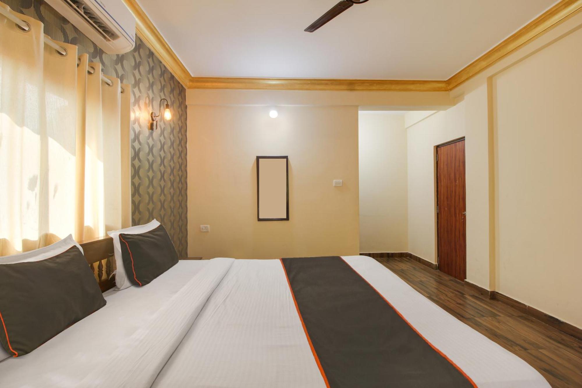 Collection O Romeos Place Baga Beach Hotel Calangute Exterior foto